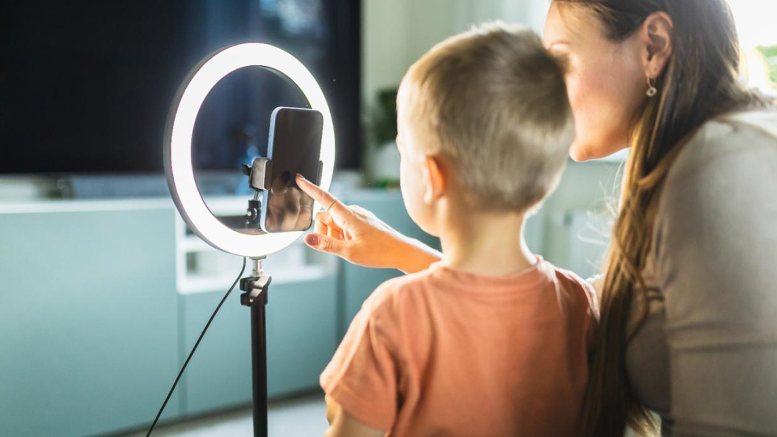 Ülkelerin deneyimleri incelendi! Çocuklara 'karanlık platform' tehlikesi