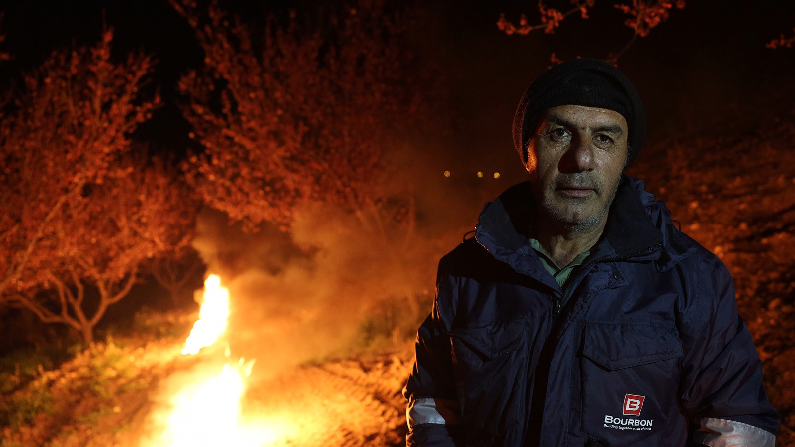 Üreticinin en zorlu mesaisi başladı: Saman balyalarını yakıp nöbet tutuyorlar