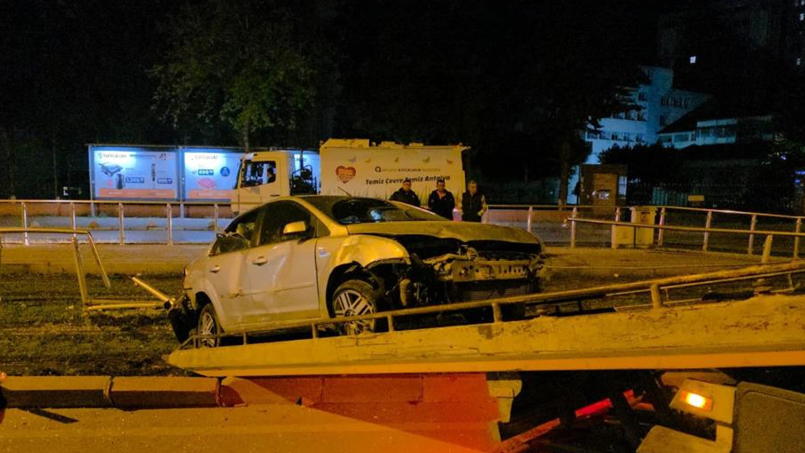 Yer: Antalya! Alkollü sürücü tramvay durağına daldı