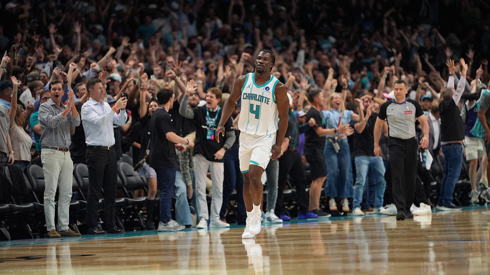 Charlotte Hornets, Miami Heat'i devirerek play-off iddiasını son maça taşıdı