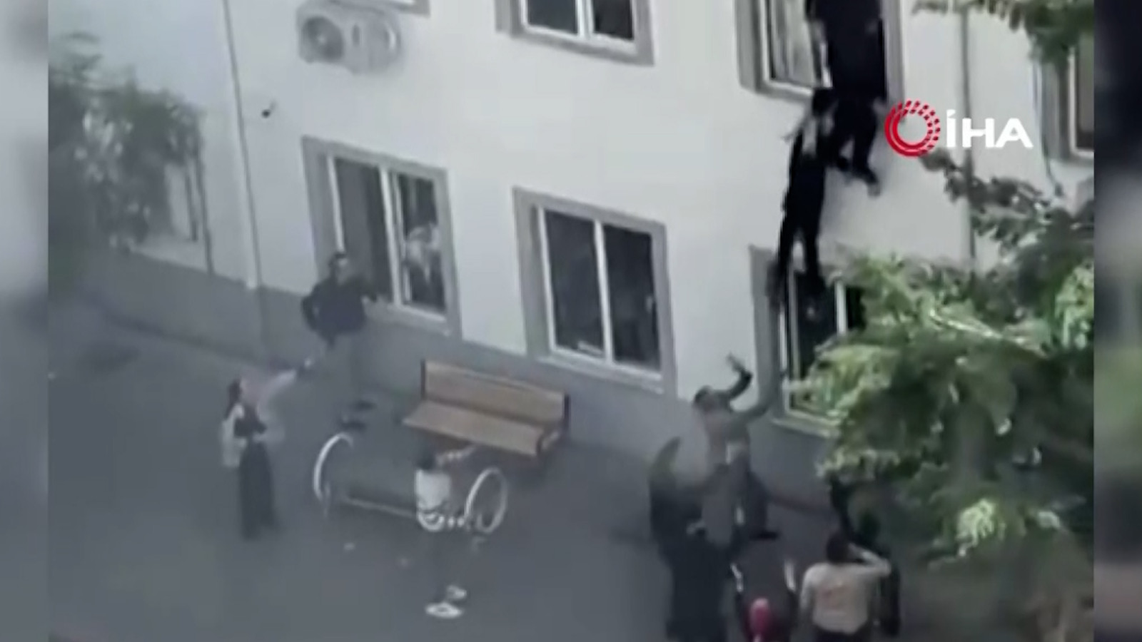 Silahlı saldırının yaşandığı okulda dehşet: Öğrenciler camdan böyle atladı