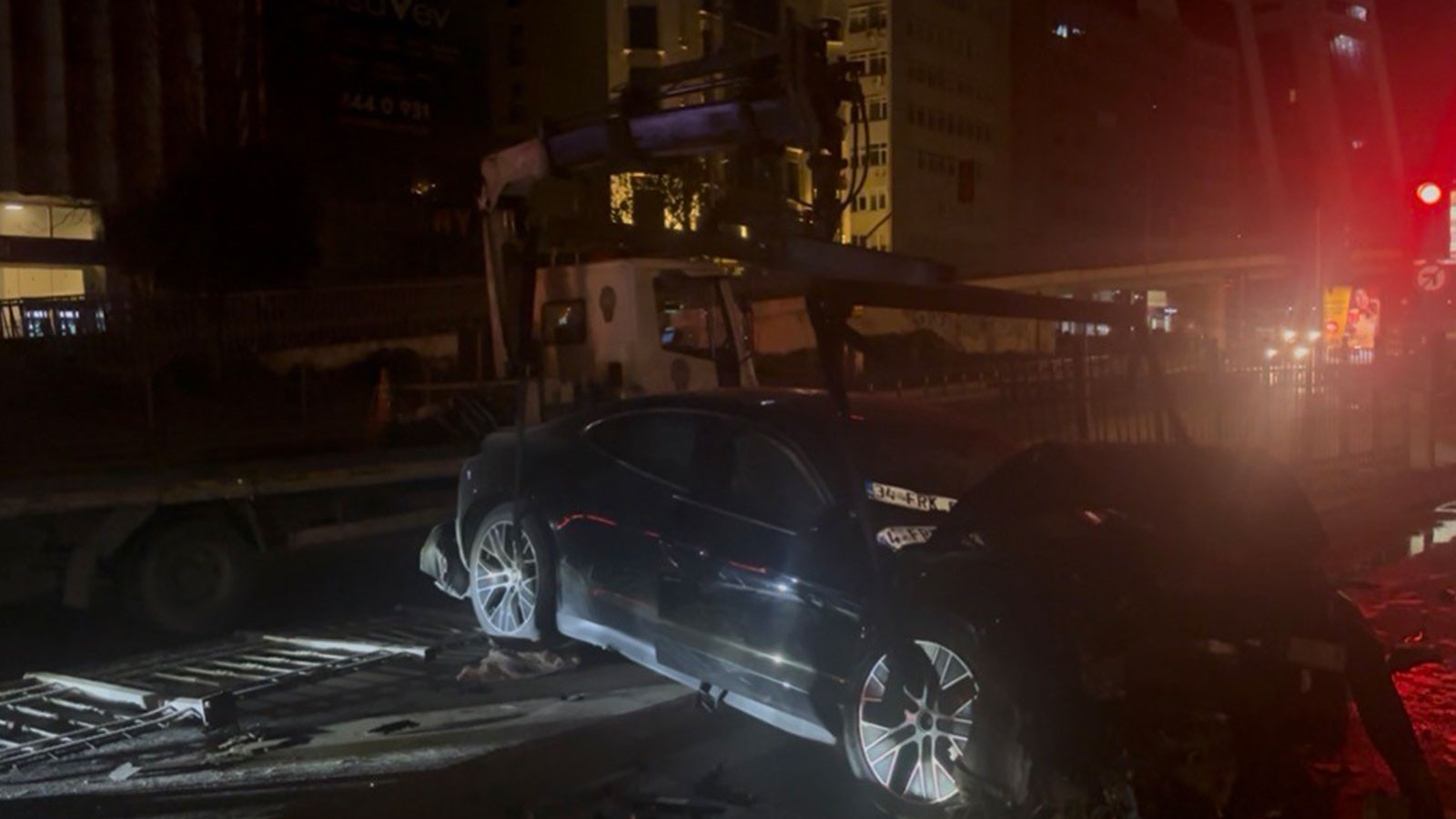 Şişli'de otomobil bariyerlere çarptı: Yaralılar var