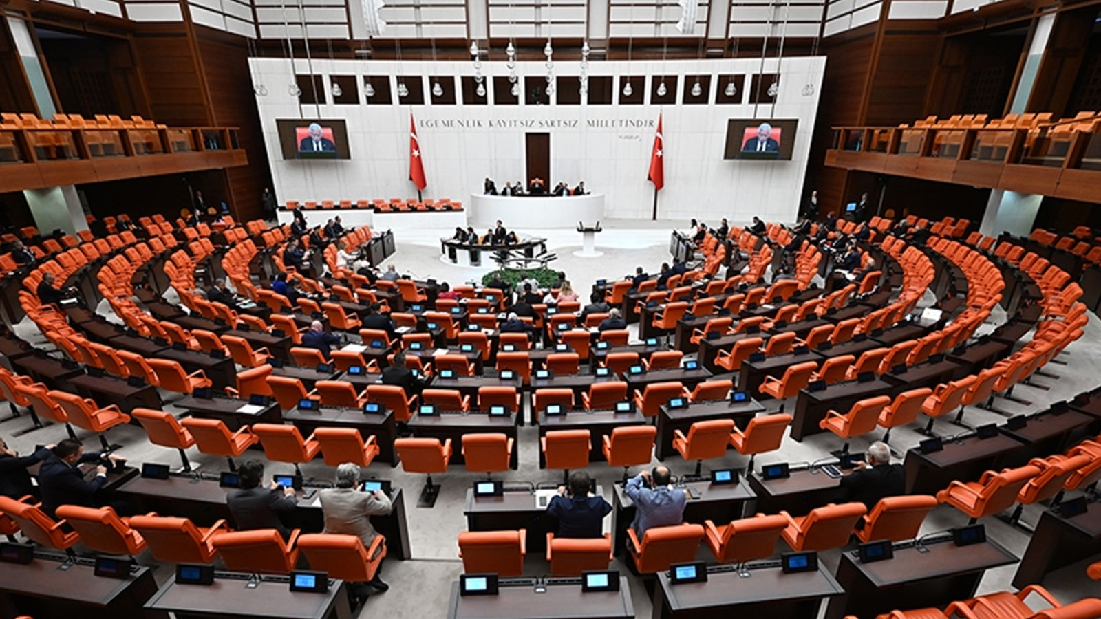 Sosyal medyaya ve doğum iznine yönelik düzenlemeler TBMM'de kabul edildi