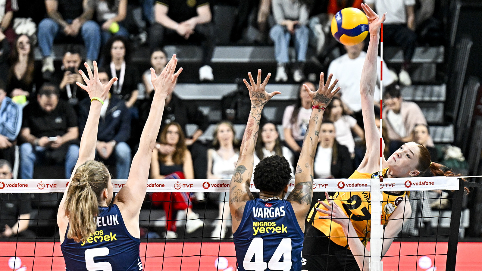 Sultanlar Ligi'nde kritik maç: VakıfBank şampiyonluk, Fenerbahçe seriyi uzatmak için sahaya çıkacak