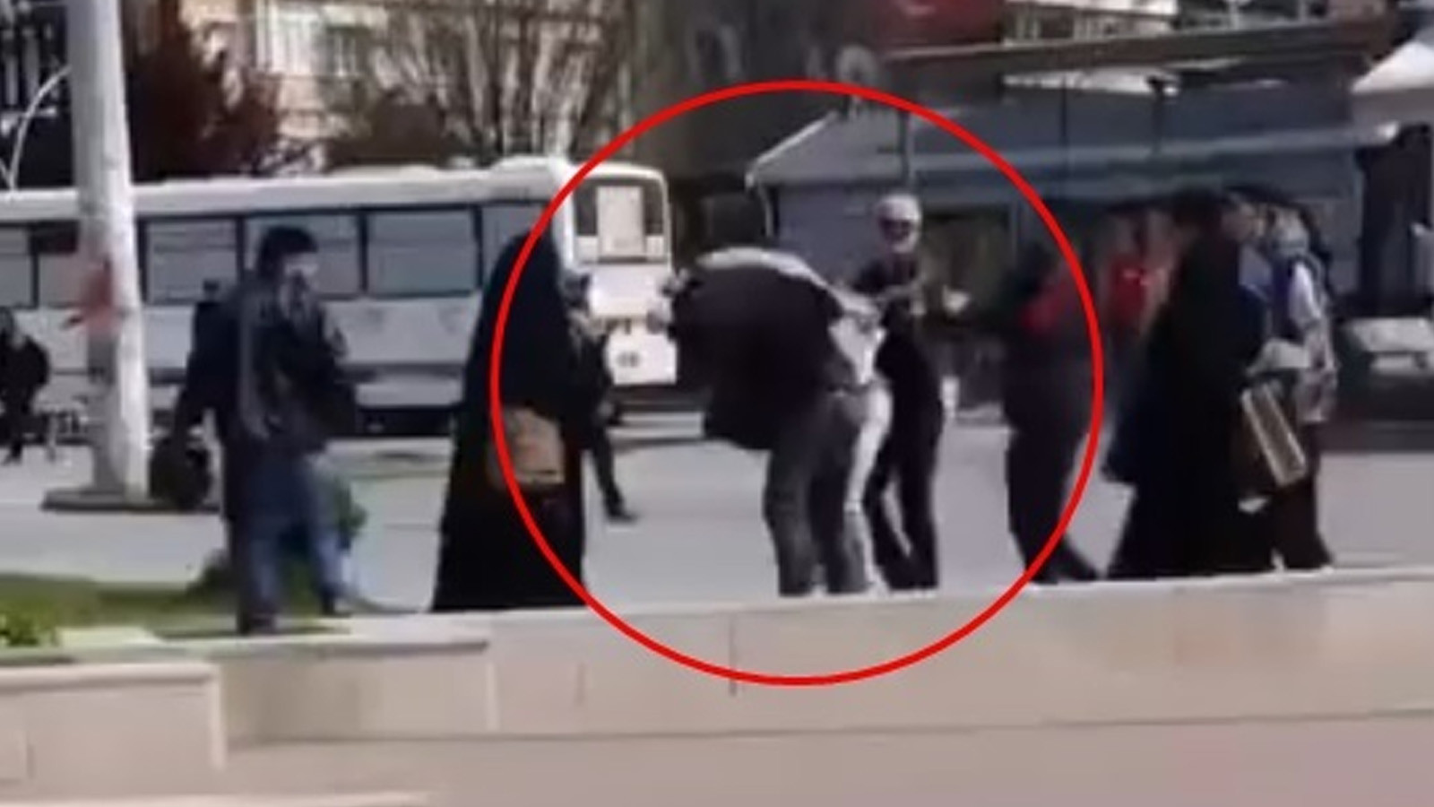 Yer: Yalova! “Kadının fotoğrafını çekti” iddiası sonrası linç girişimi