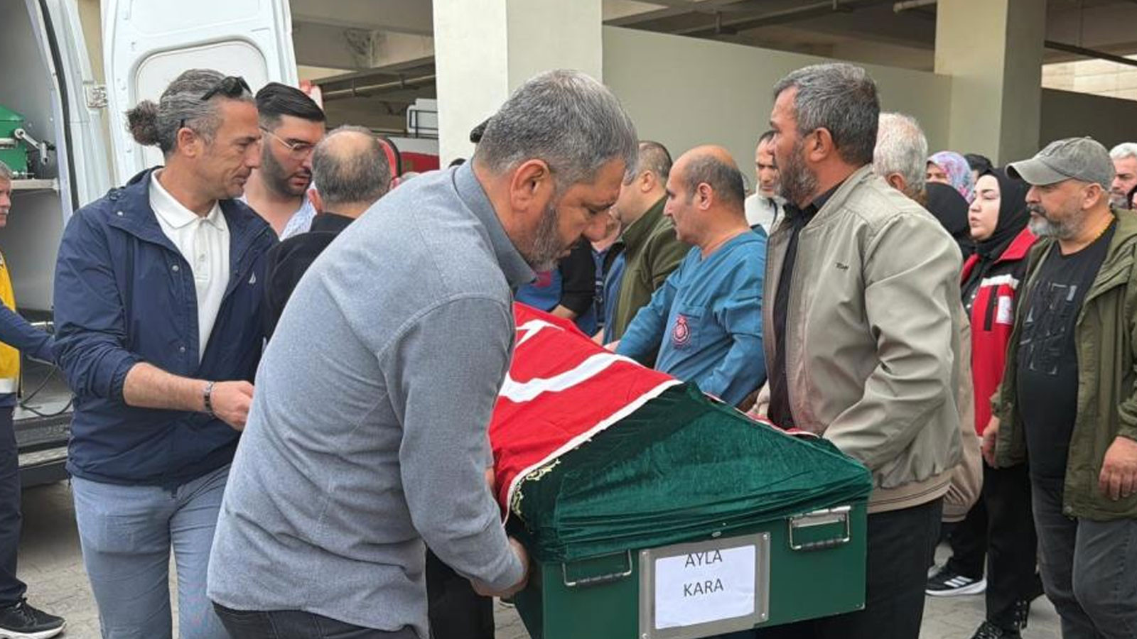 Ayla öğretmenin cenazesi yakınları tarafından hastane morgundan alındı