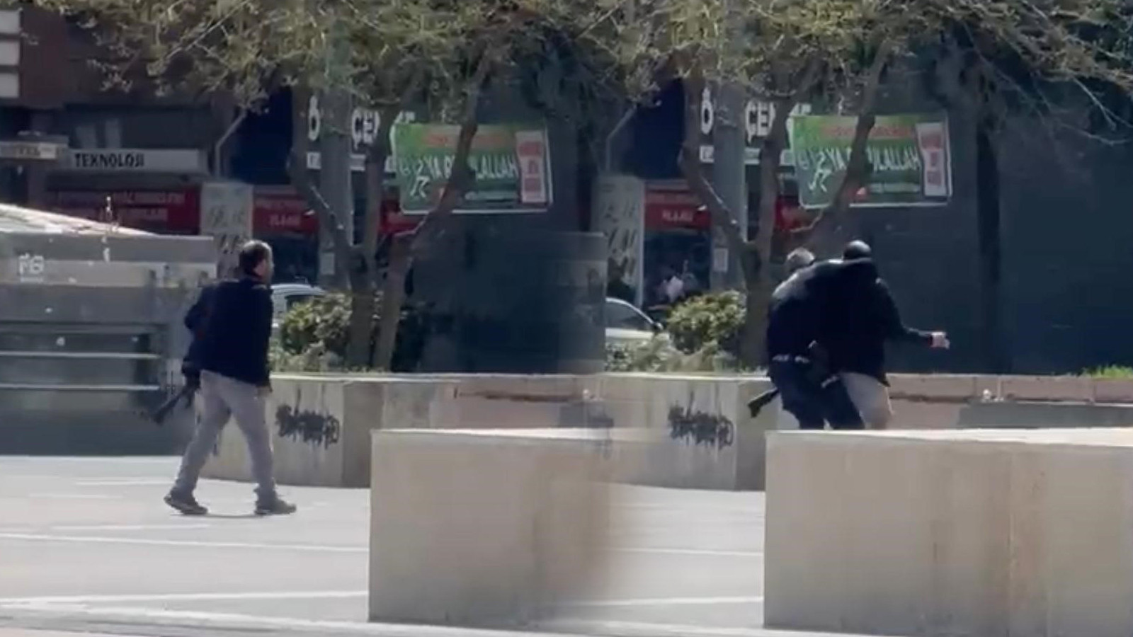 Diyarbakır'da uzun namlulu dehşet: Silahla sokağa çıkıp etrafa rastgele ateş etti