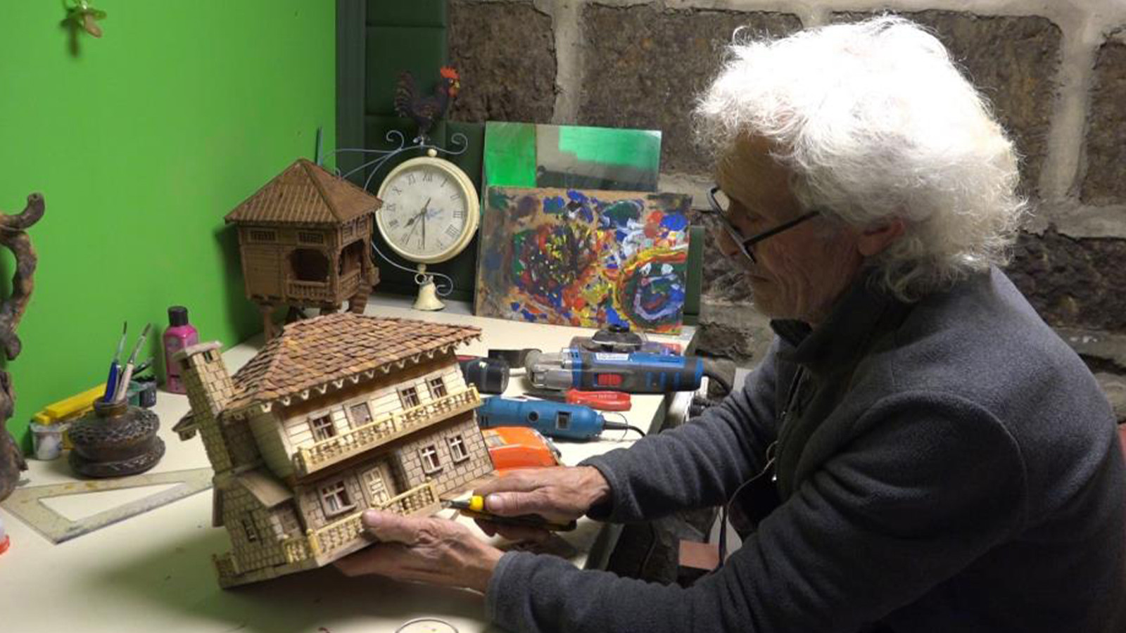 Emekli olduktan sonra başladı; doğadan topladığı malzemelerle yapıyor