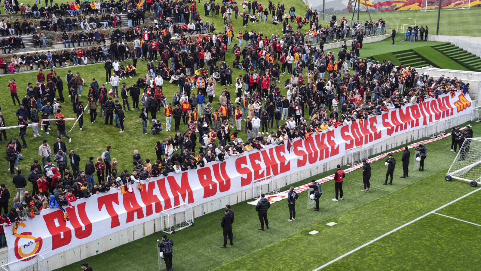 Galatasaray'da coşkulu idman! Sarı-kırmızılı taraftarlardan antrenmana çıkarma
