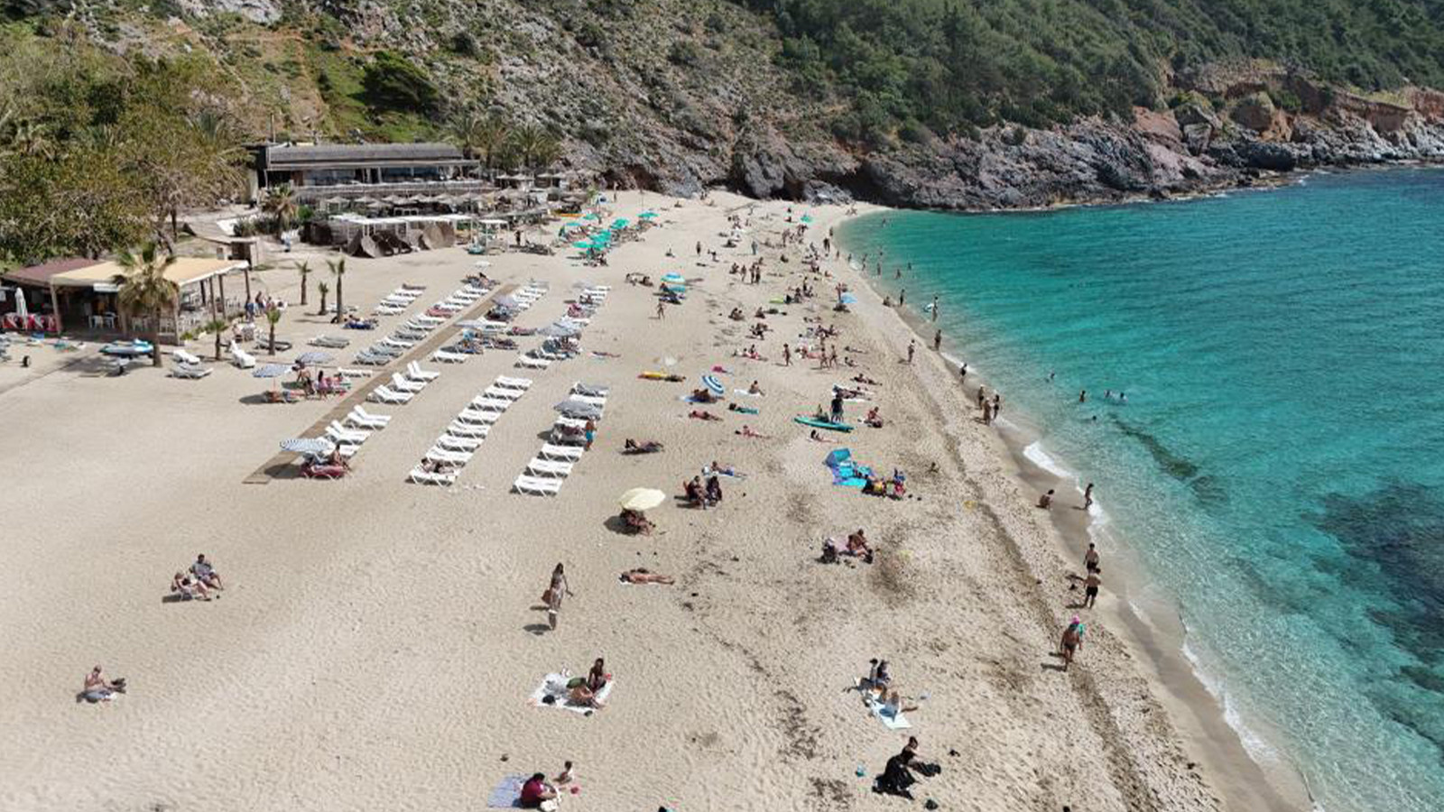 Hava sıcaklığı 24 dereceye çıktı; sahiller doldu