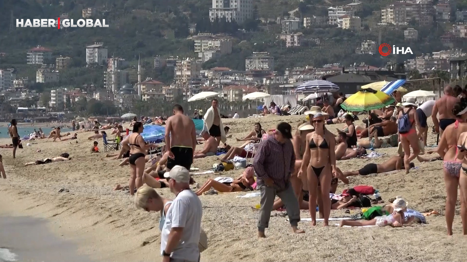 Hava sıcaklığının 24 dereceye yükseldiği Alanya'da sahiller doldu taştı