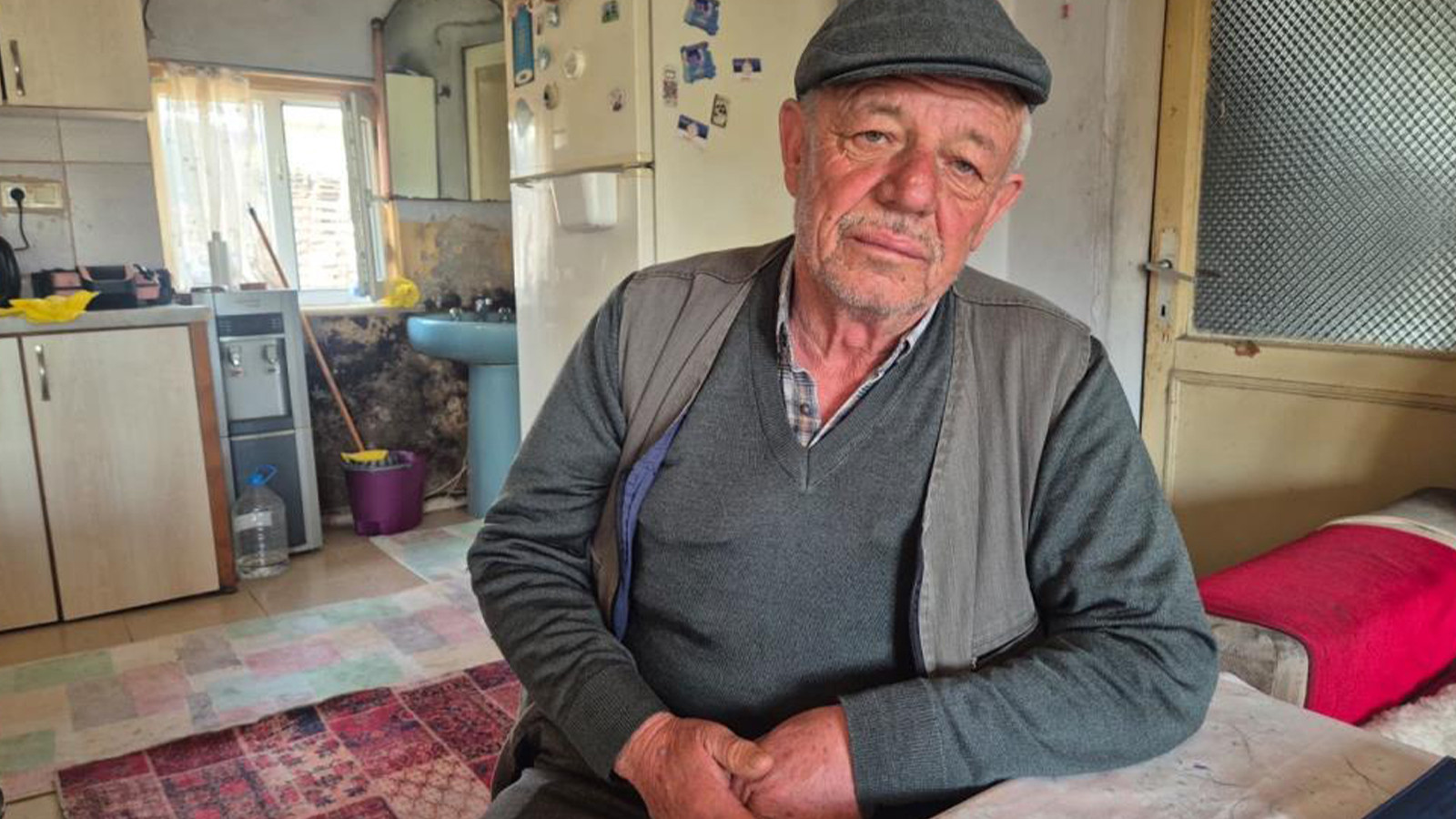 Yaşlı adama şok! Kahvede içeceğine ilaç atıp, evini soydular!