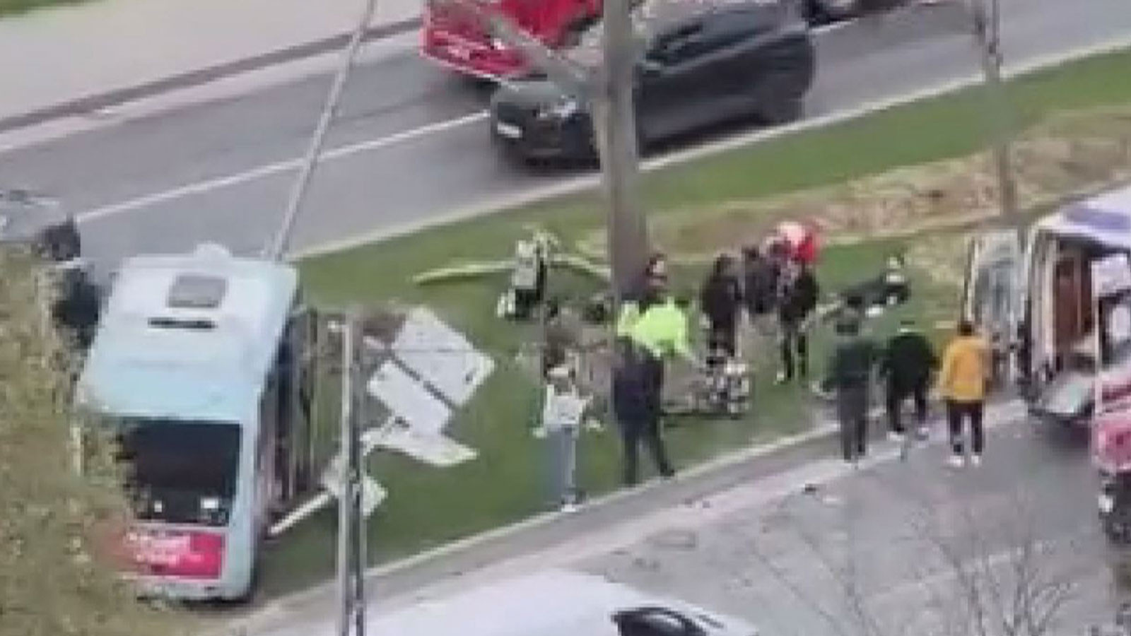 Beyoğlu’nda dolmuş bariyerlere çarptı: Yaralılar var