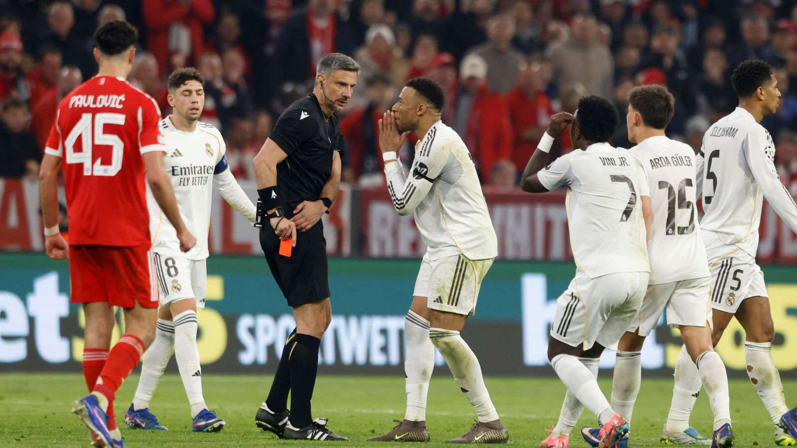 Eski futbolcuları Real Madrid'i yerden yere vurdu: Soyunma odası egoyla dolu