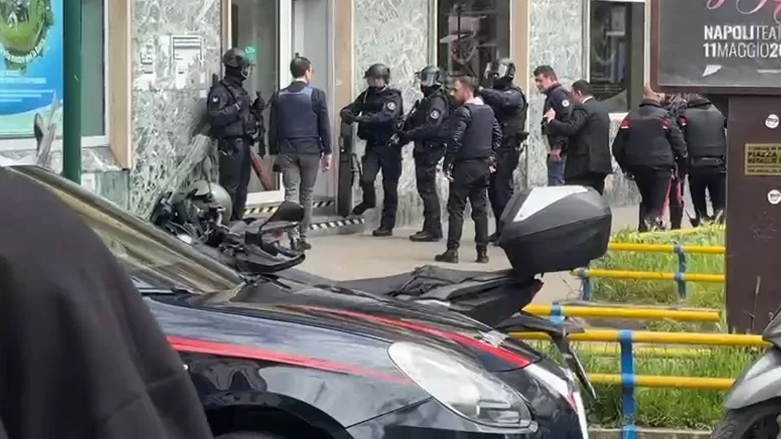 Filmleri aratmayan banka soygunu: 25 kişiyi rehin aldılar, kasaları boşaltıp kaçtılar!