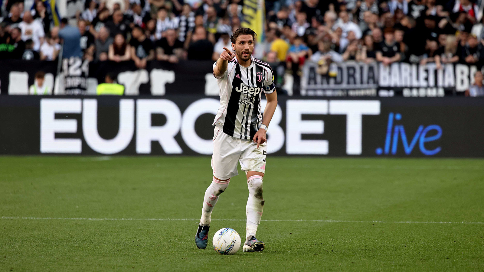 Juventus, takım kaptanı Manuel Locatelli ile nikah tazeledi