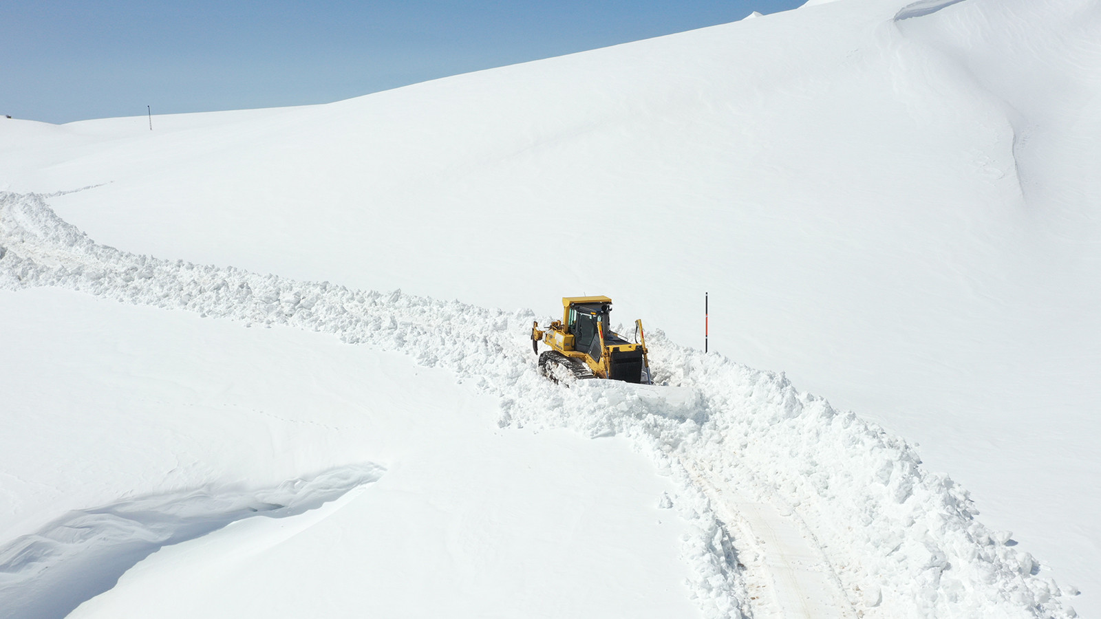 Kentte son 66 yılın en sert kışı; yol açma çalışması sürüyor