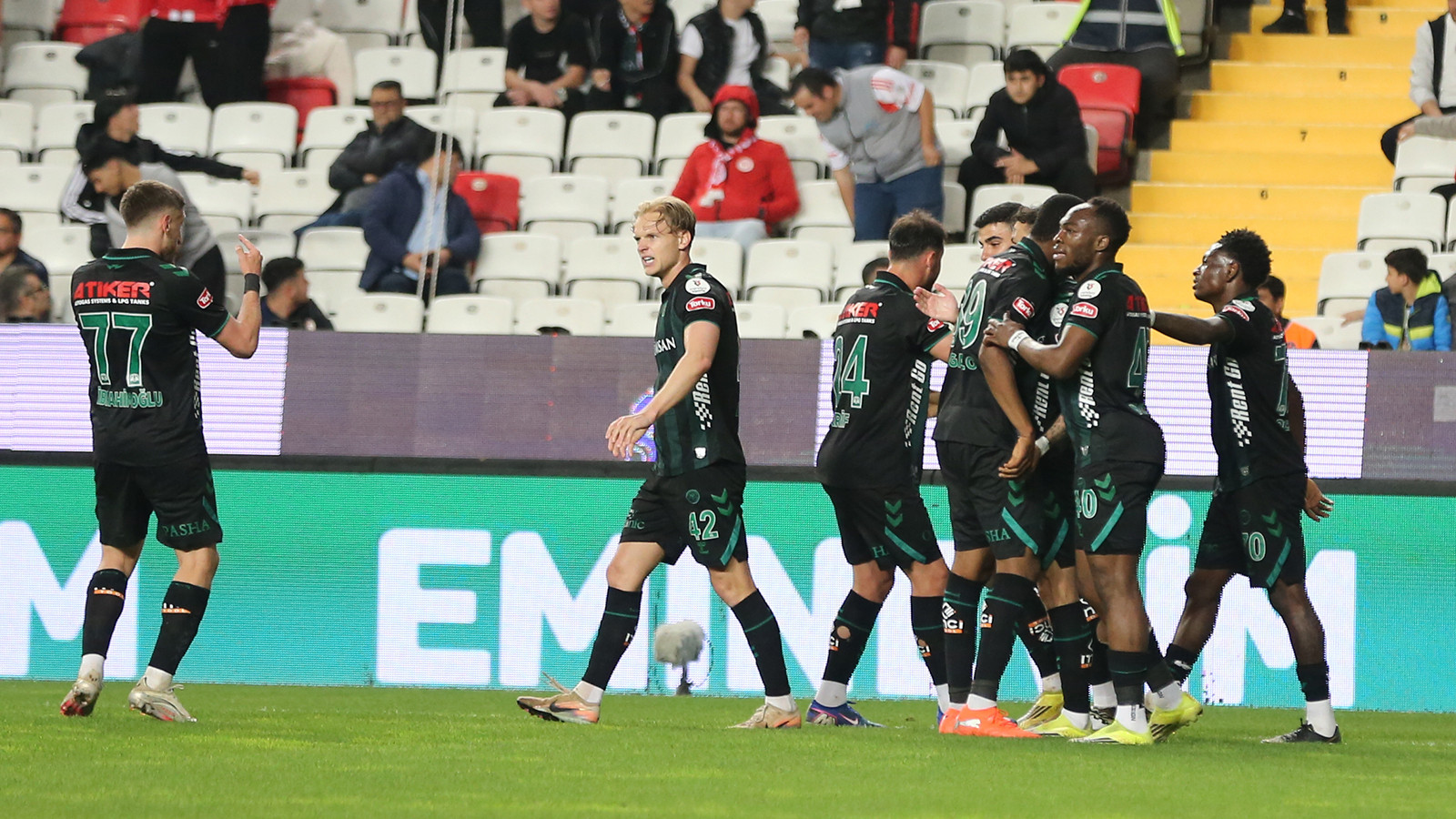 Konyaspor, Antalyaspor'u devirerek çıkışını sürdürdü