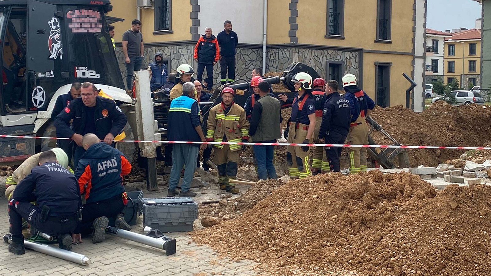 Manisa'da kanalizasyon çalışmasında göçük; 1 işçi toprak altında kaldı