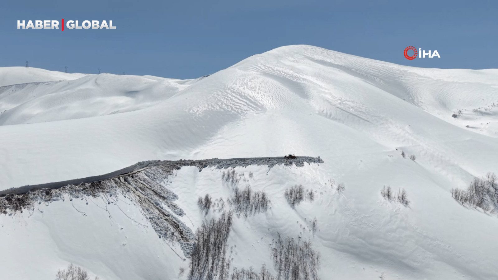 Muş’ta 5 metrelik karla zorlu mücadele