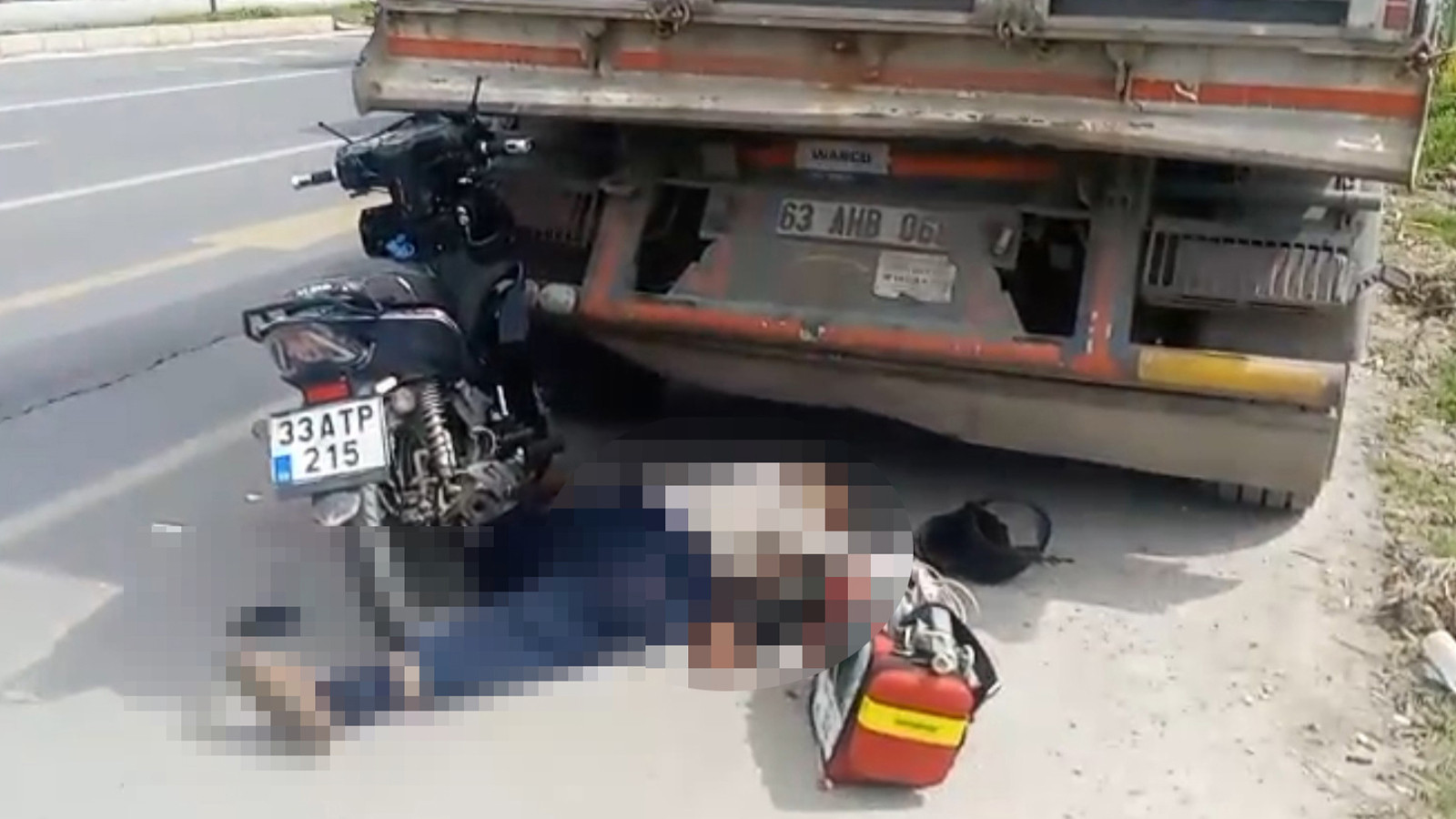 Park halindeki kamyona çarptı; 80 yaşındaki motosiklet sürücüsü öldü