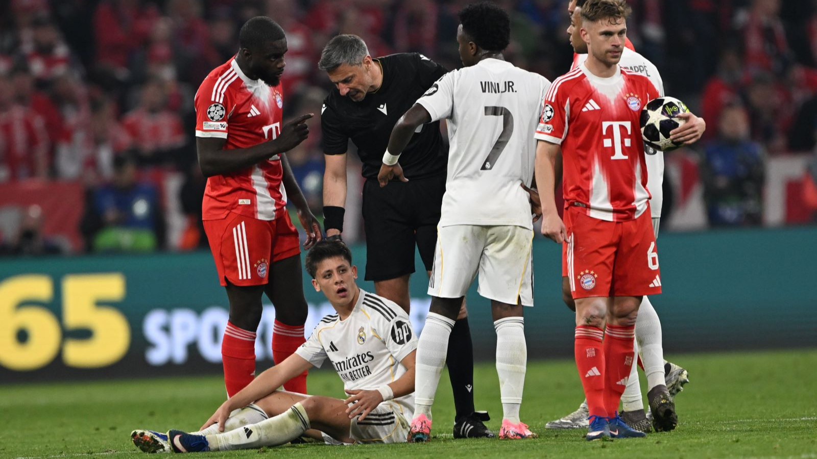 Real Madrid'in marşında 'Kaybedince el sıkar' yazıyor