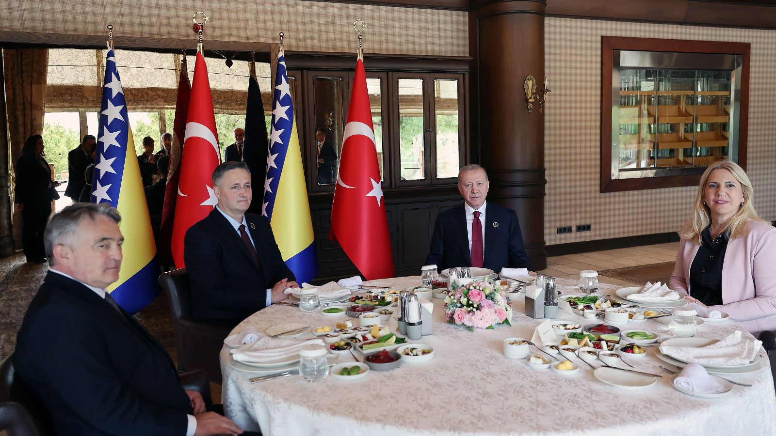 Erdoğan Bosna Hersek Devlet Başkanlığı Konseyi üyeleri ile bir araya geldi