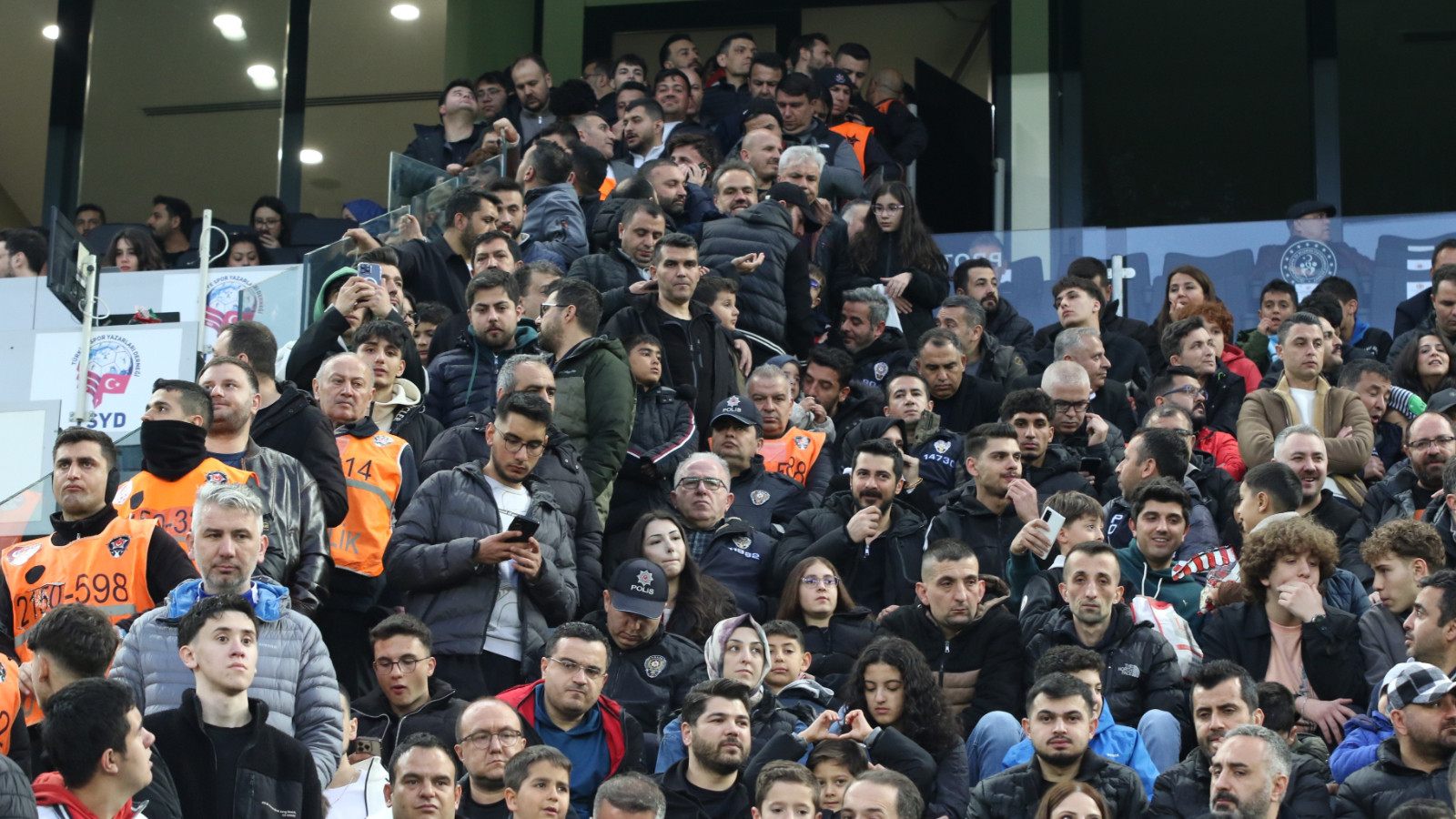 Gençlerbirliği - Galatasaray maçında VIP tribünde izdiham yaşandı