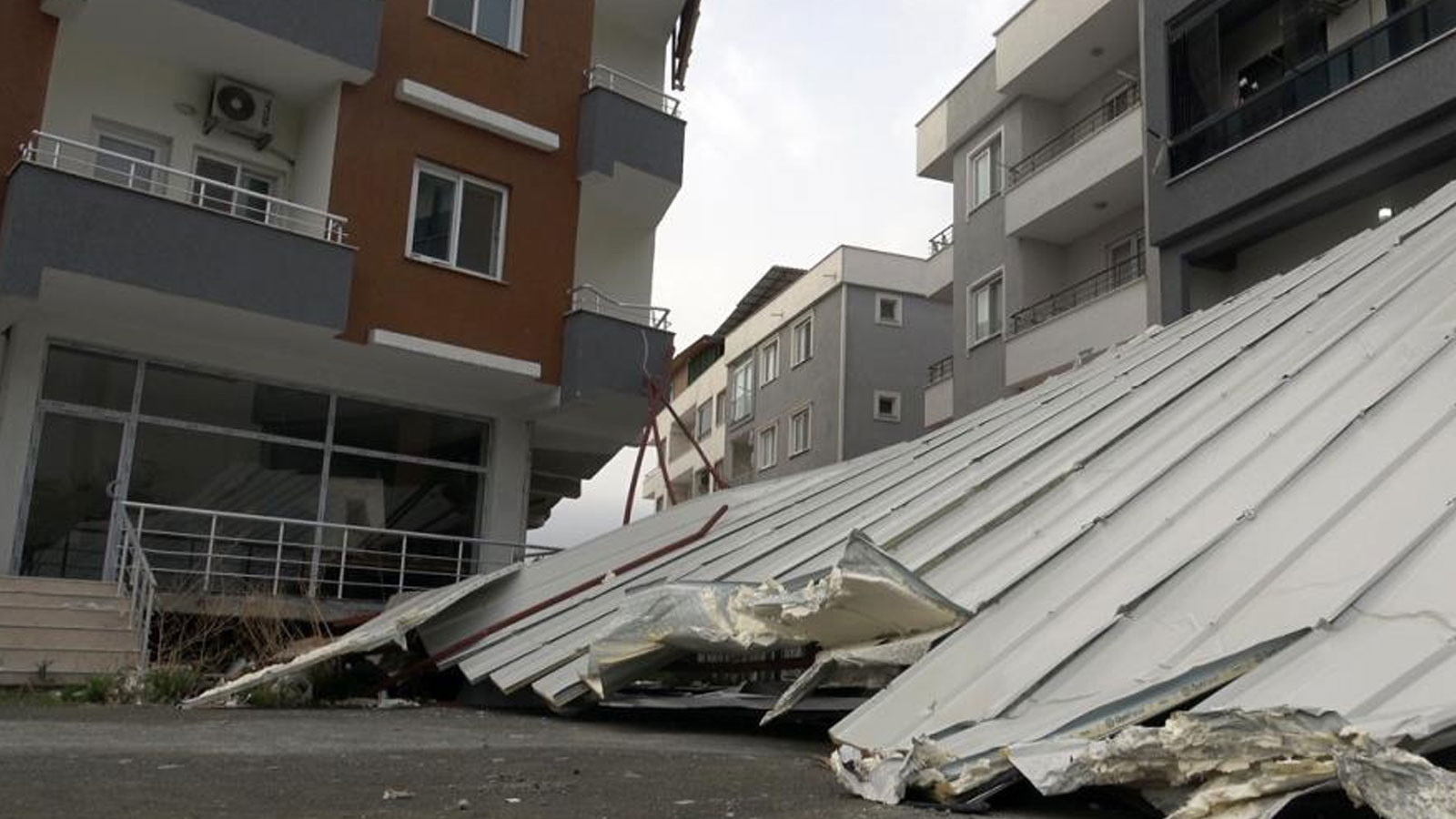 Hatay'da fırtınanın uçurduğu çatı araçlara zarar verdi