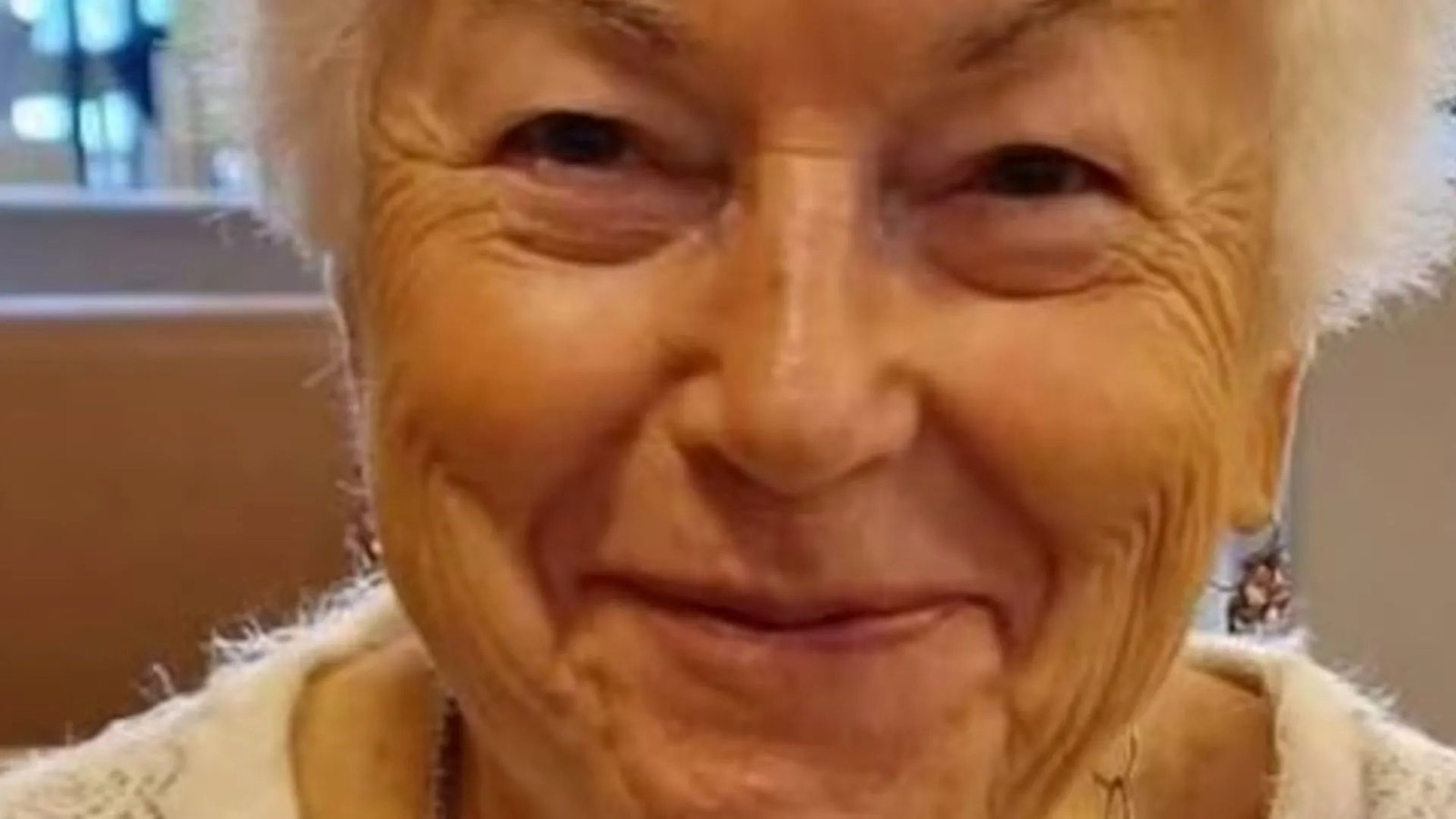 ICE ajanlarının el ve ayaklarından kelepçeleyerek gözaltına aldığı 86 yaşındaki kadın serbest kaldı