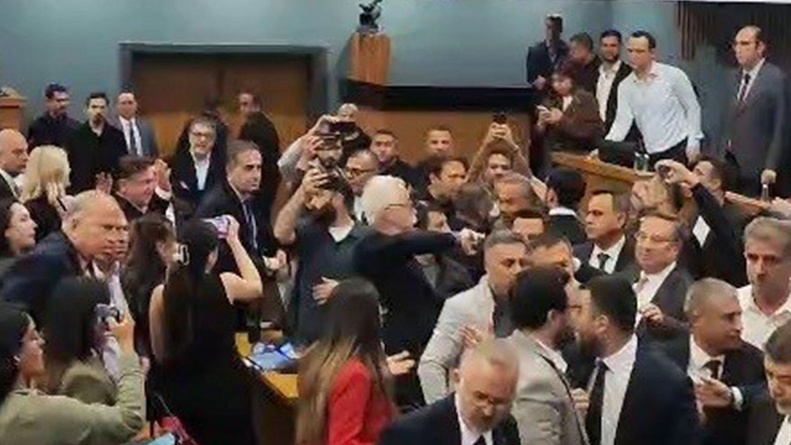 İzmir Büyükşehir Belediyesi Meclis Toplantısında arbede