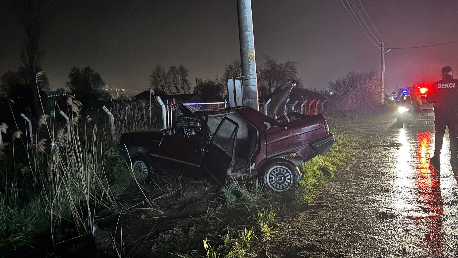 Kütahya'da otomobil beton direğe çarptı: 1 ölü, 1 yaralı