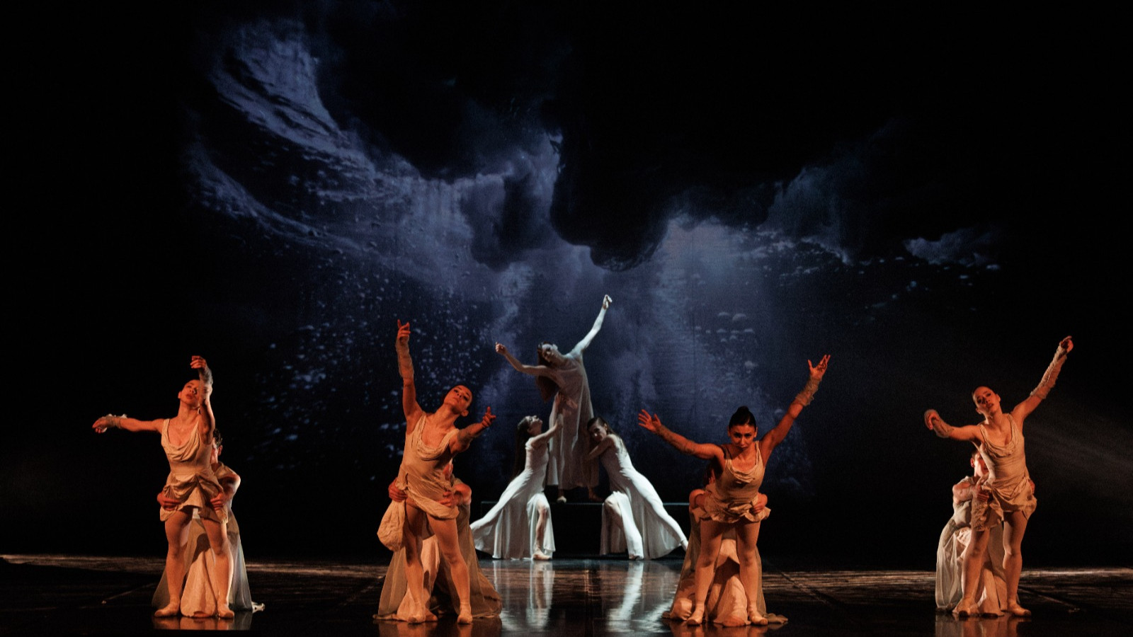 'Momentum' balesinin dünya prömiyeri Süreyya Operası'nda yapıldı