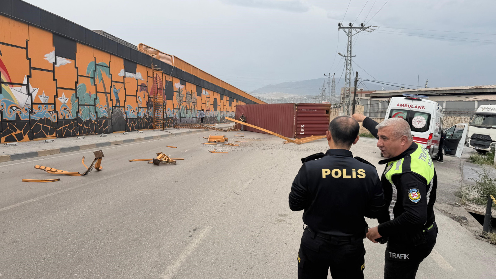 Şiddetli fırtınanın tırda taşınan konteyneri uçurdu!