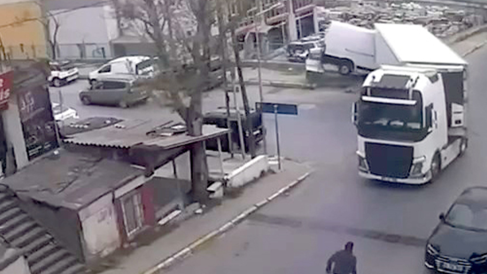 Sürücünün el frenini çekmeyi unuttuğu tır minibüse çarptı