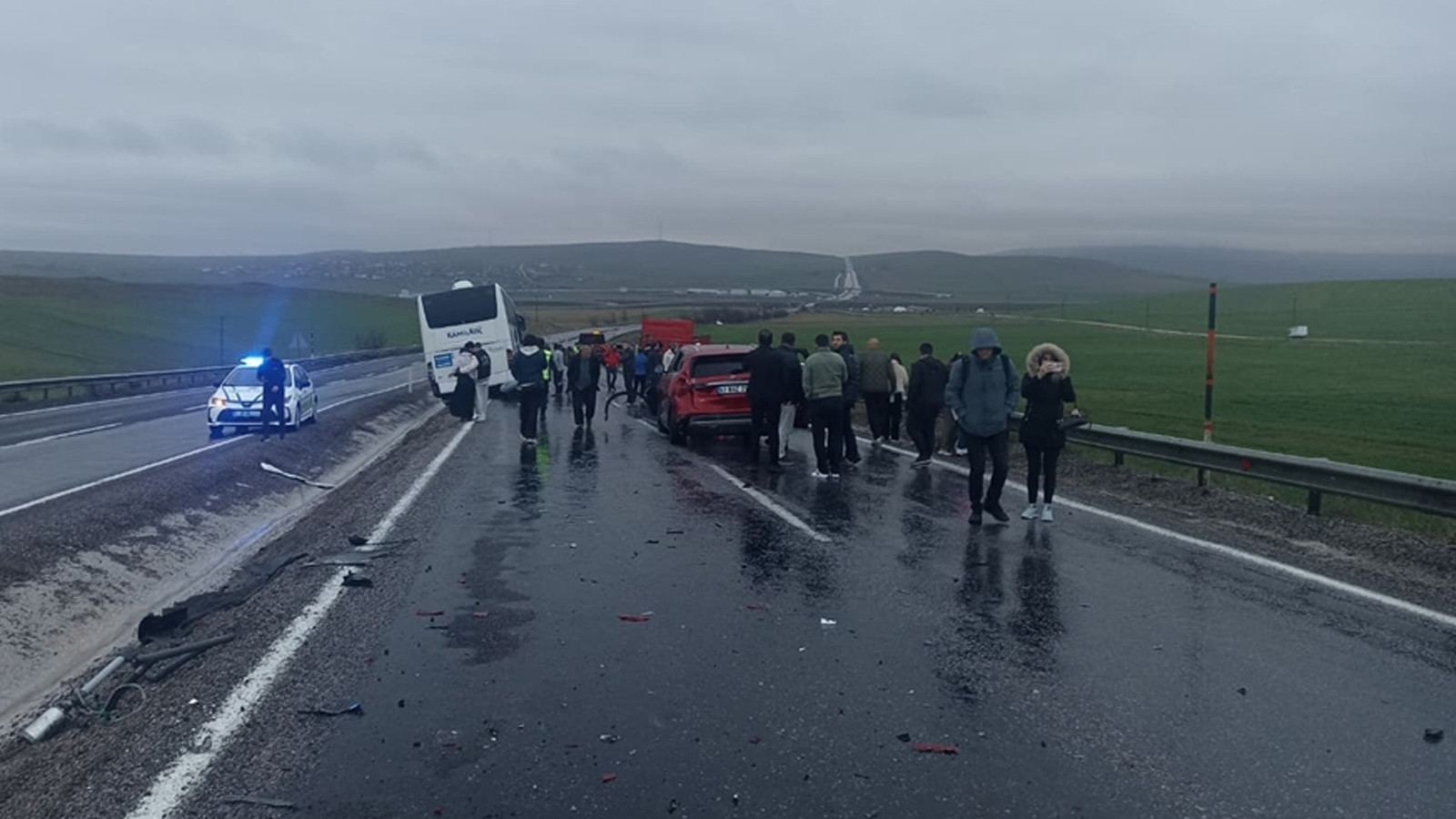 Aksaray'da faciadan dönüldü: Yolcu otobüsü 10 araca çarparak durabildi