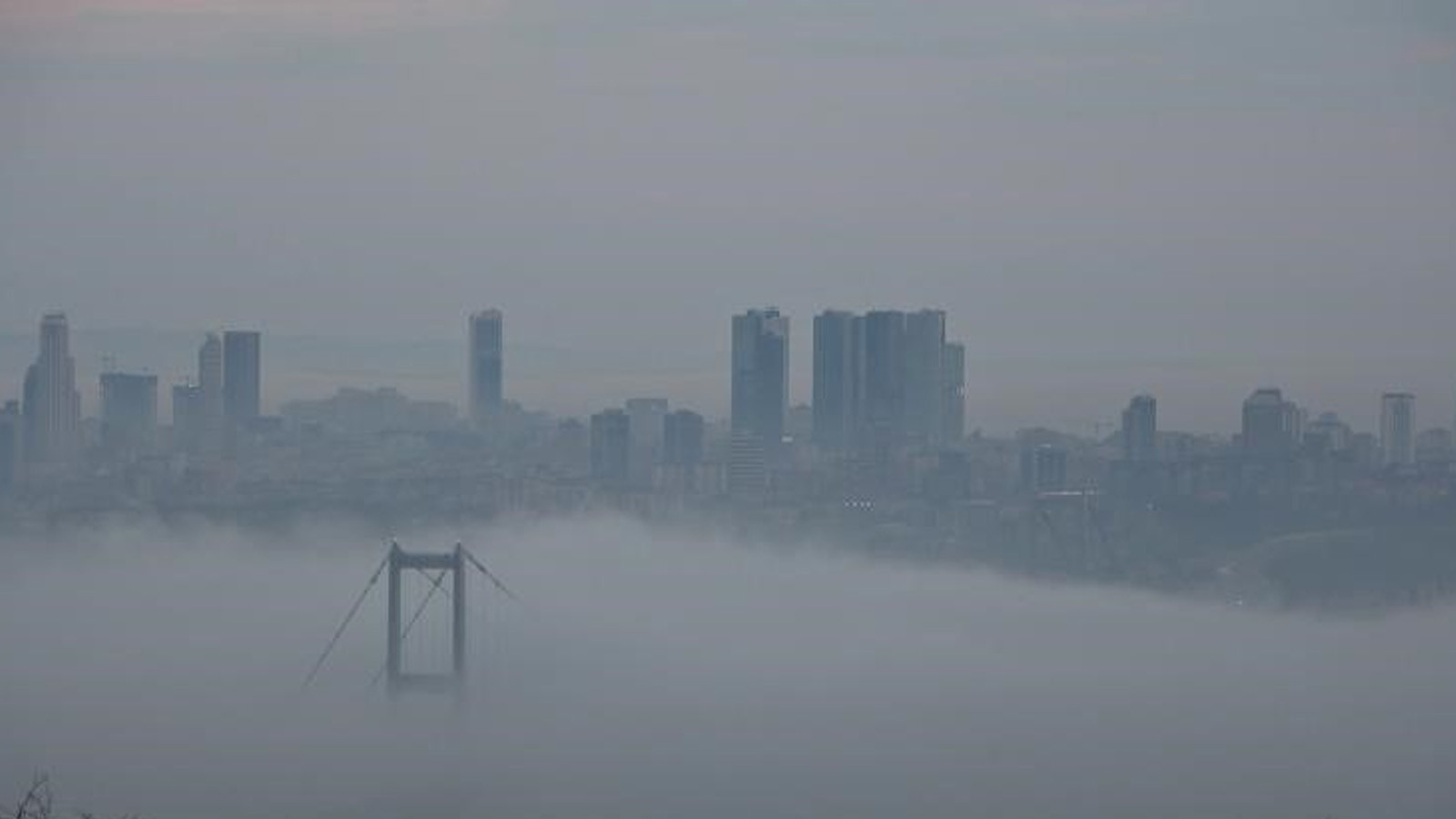 İstanbul sise gömüldü: Deniz ve kara ulaşımı olumsuz etkilendi! Boğaz hattı trafiğe kapatıldı