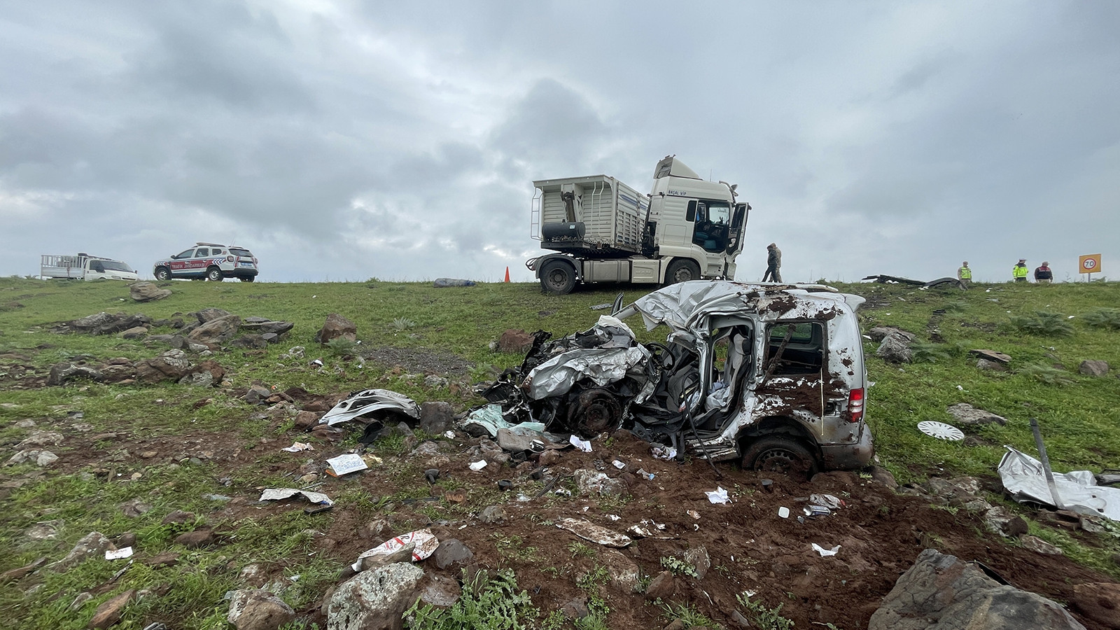 Şanlıurfa'da feci kaza! Araba kağıt gibi ezildi: 2 ölü