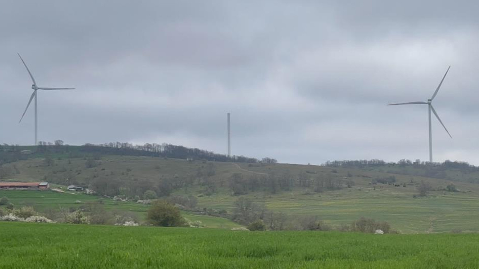 Sınır hattında rüzgar türbini parçalandı