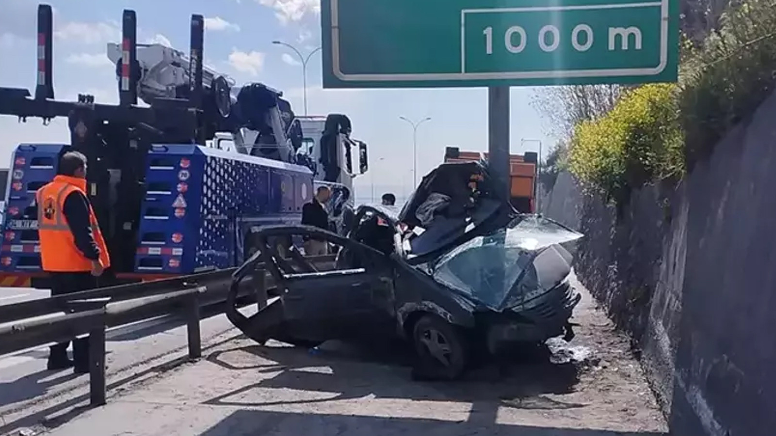TEM Otoyolu'nda feci kaza: Otomobil yön levhasına saplandı