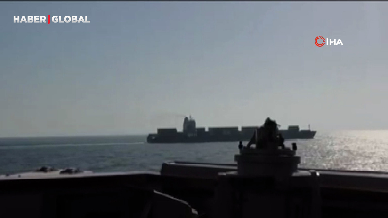 ABD ordusunun ablukaya uymayan İran bandıralı gemiyi vurduğu anlar