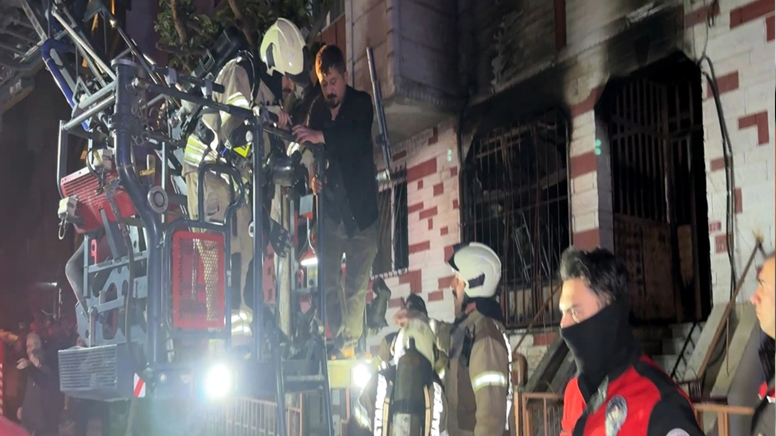 İstanbul 4 katlı binada can pazarı yaşandı