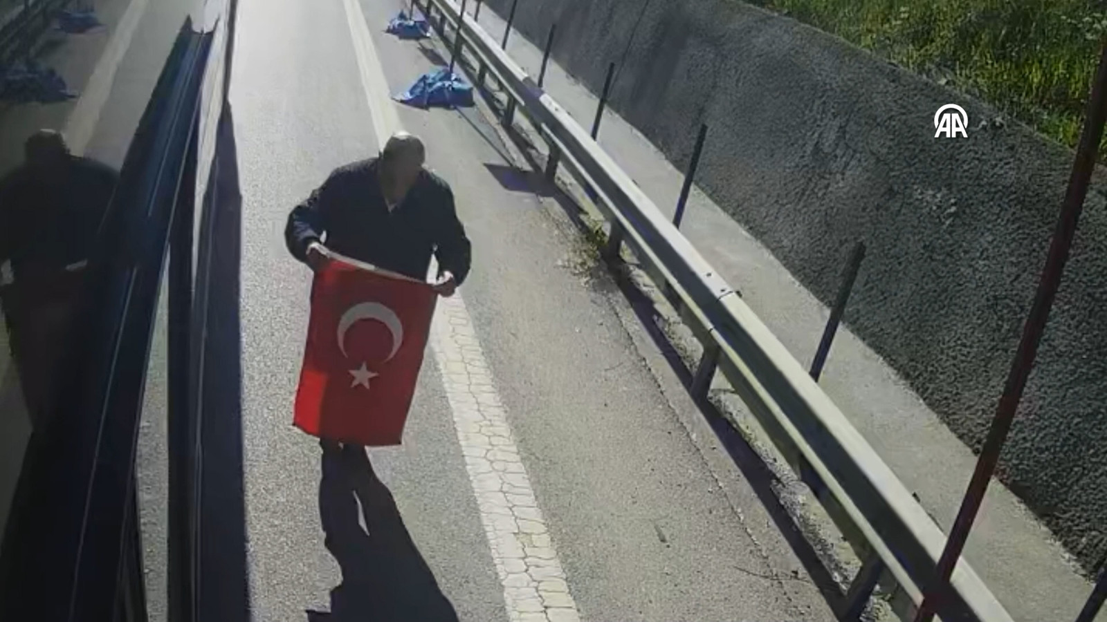 İstanbul'da otobüs şoförünün yoldaki Türk bayrağını yerden alması kamerada