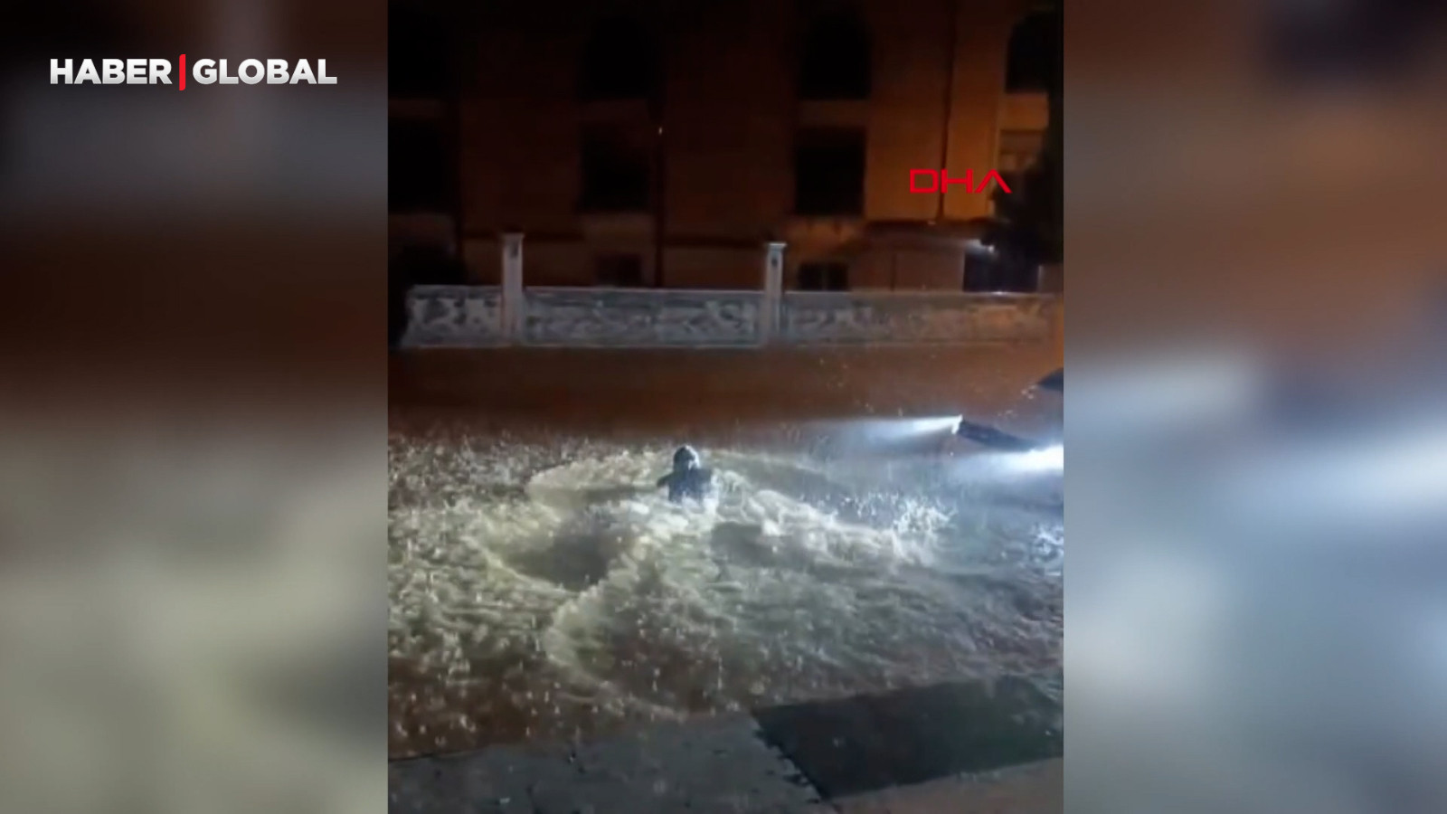 Mardin'de sağanakta göle dönen sokakta böyle yüzdü