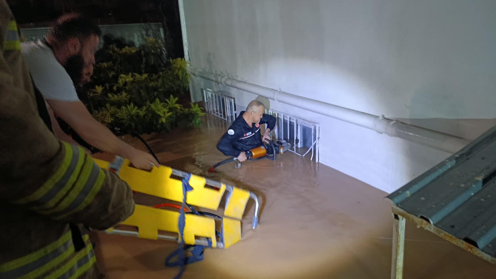 O illeri sağanak vurdu: Caddeler göle döndü, araçlar mahsur kaldı