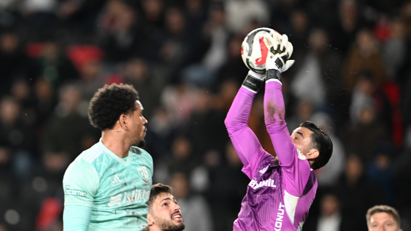 Süper Lig'de 7 takım küme düşme tehlikesi yaşıyor