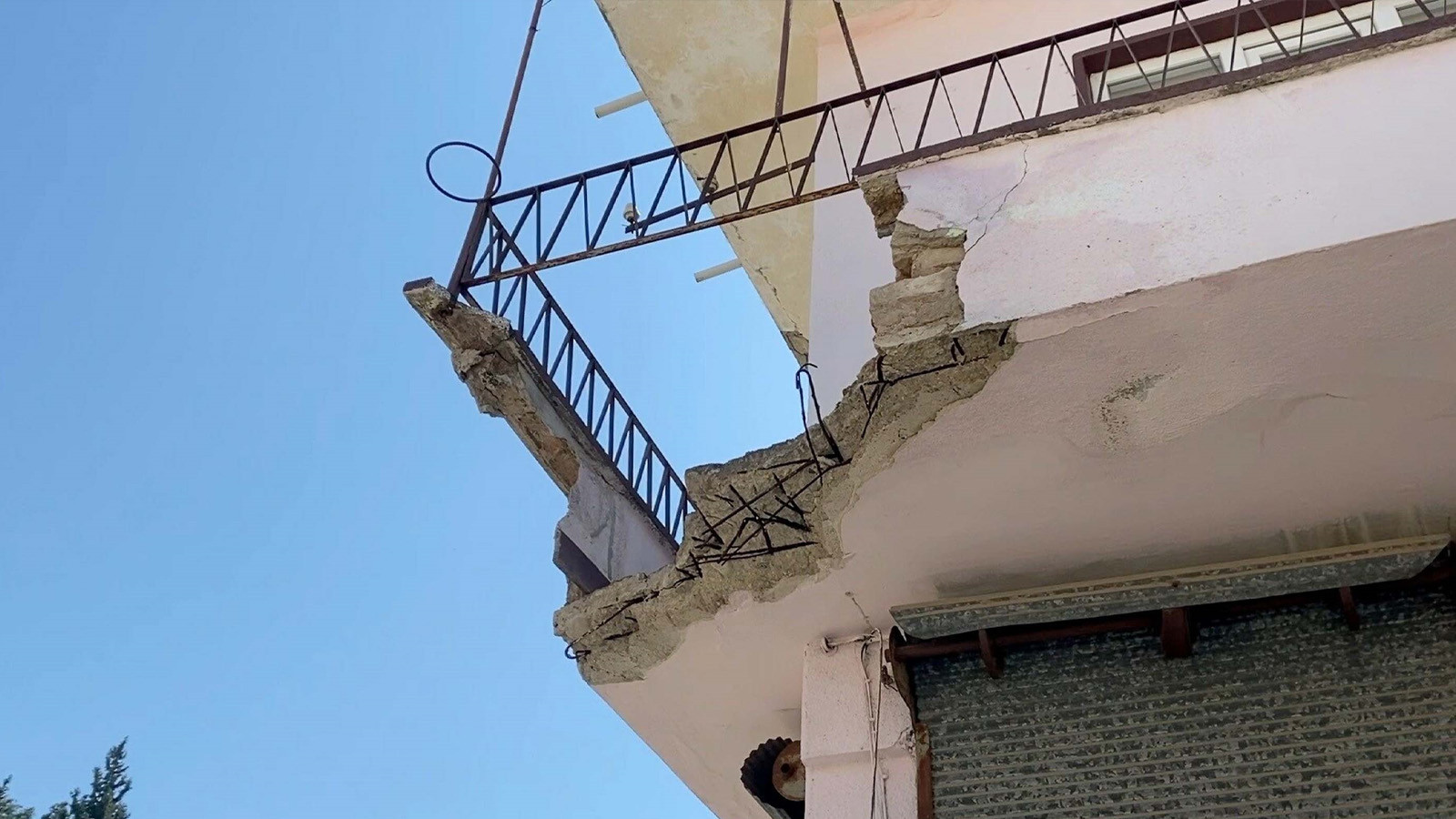 Aydın'da baba ile oğlu evlerinin çöken balkonundan düştü