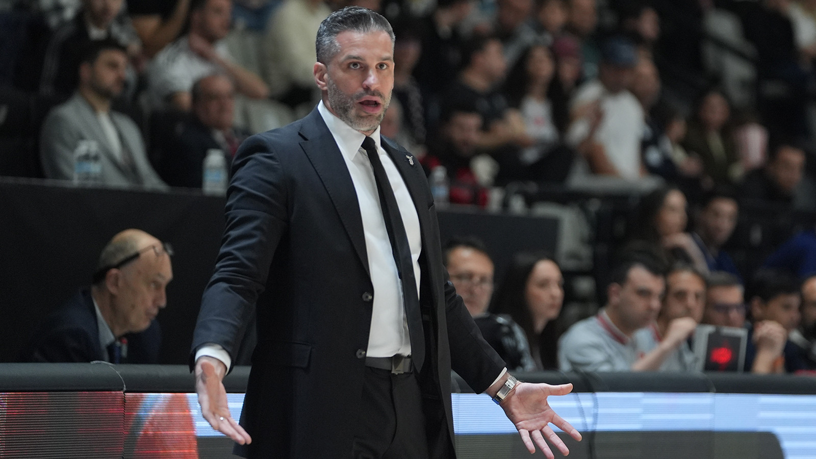 Beşiktaş Başantrenörü Dusan Alimpijevic: "Her şeyi unutup bu maça ciddi ve farklı bir seviyede odaklanmalıyız"