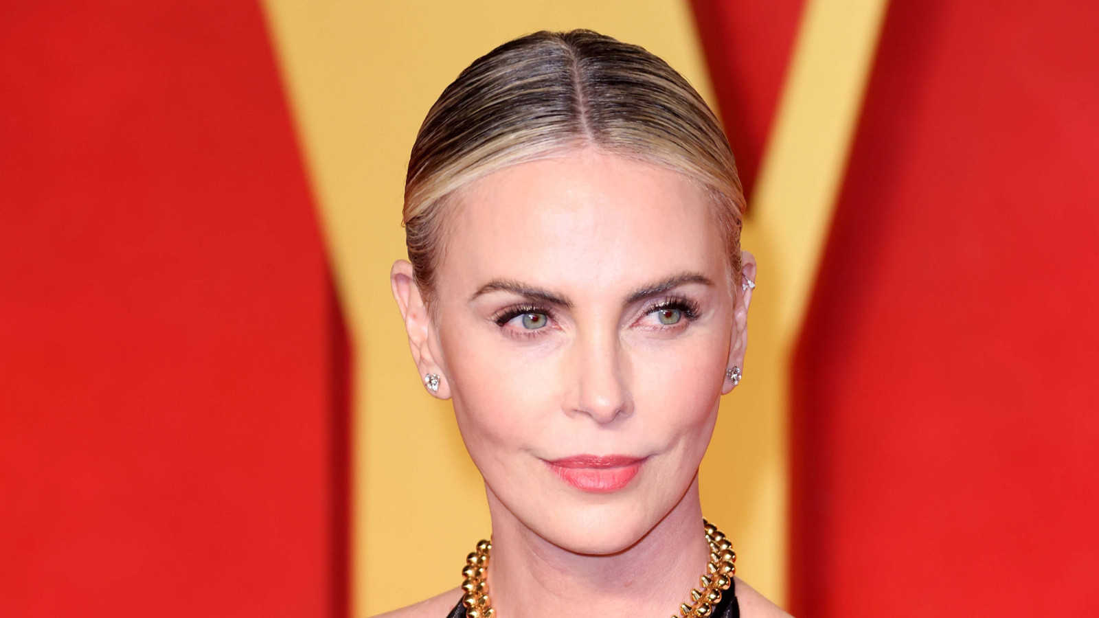 Charlize Theron annesinin babasını öldürdüğü geceyi anlattı: Babam ikimizi de öldürecekti