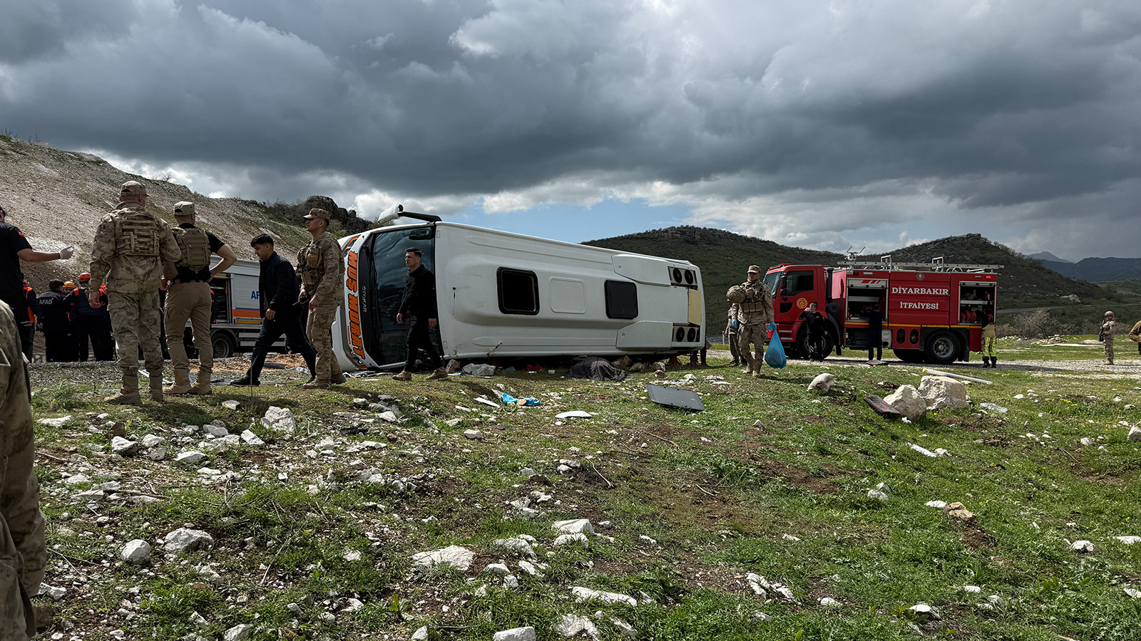 Diyarbakır'da yolcu midibüsü devrildi! Ölü ve yaralılar var